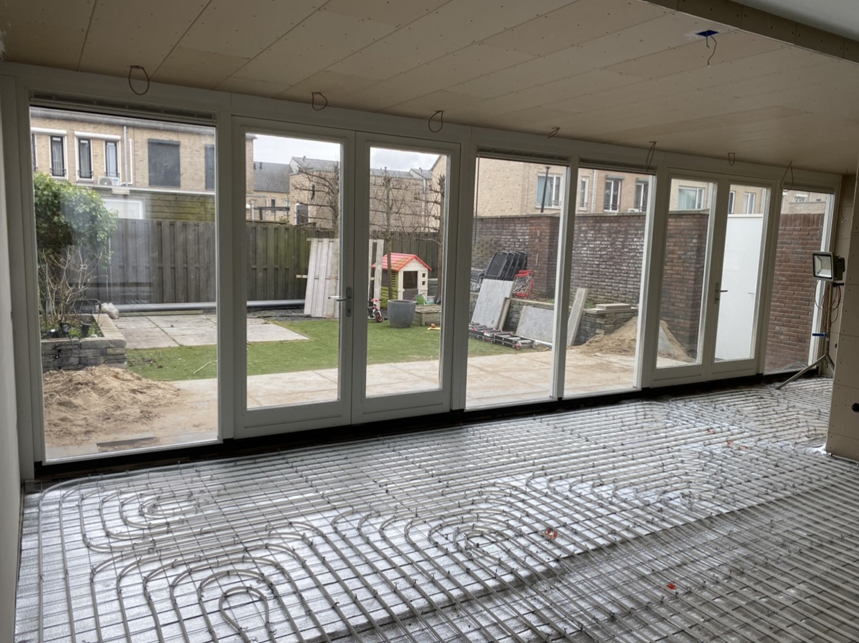 Linden-Zonneveld-Bouwbedrijf_Project-9_ARealiseren-aanbouw,-erker,-vloerverwarming,-verlaagde-plafonds,-maatwerk-kasten_2